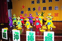 　洗手舞創意比賽歡樂登場，小朋友歡樂逗趣的演出、天真可愛的模樣，讓台下家長們開心不已；魔術小范也帶來精采演出。（圖／文：曹重偉）