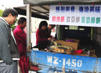 　懷念的熟悉味道！車輪餅開抵馬祖，吸引不少軍民重溫美味。（圖／文：曹重偉）