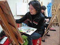 「機場咖啡」畫展再推新作,由芙蓉海畫會曾瓊瑩接棒展出個人多幅畫作,筆觸大膽、用色活潑,讓機場增添不少色彩,歡迎鄉親前往觀賞。(圖:芙蓉海畫會提供)