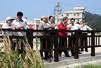 　經濟部長陳瑞隆視察南竿后澳水庫及海水淡化廠，他不時詢問陪同官員了解狀況，展現關切之意。（圖／文：曹重偉）