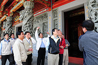 　經濟部長陳瑞隆抵馬視察，專程安排到馬祖境天后宮參訪，對媽祖在馬祖的傳奇興趣濃厚。（圖／文：曹重偉）