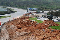 東引地區多處路段在進行寬頻、電力等地下管道工程,有關單位籲請駕駛人小心開車。(圖/文:陳其敏)