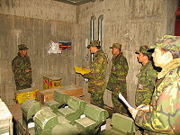 莒指部指揮官鄭將軍於日前視導各連隊所管理之彈藥庫,除詳細指導、裁示各項缺失如何修正及相關注意事項外,更提醒負責的主官(管)應確切落實一級輔導一級之制度,戮力將彈藥管理工作做到最好,以確保全島軍民安全無虞。(圖/文:陳粲中)
