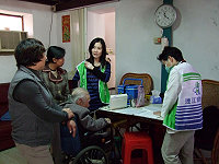 　老人、幼童健康照顧大躍進！衛生局今年為全縣七十五歲以上的老人免費施打肺炎鏈球菌23價疫苗，考量老人家出入不便，特採取到府施打服務。（圖／文：曹重偉）