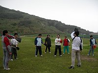 東引壘球隊第一天練球就遇上陰雨綿綿的天氣,但大家興致不減,第一天就練了近三小時,為的就是希望能在縣運會拿下好成績。(圖:東引國中小校長王禮民提供)