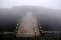 　地區又見大霧瀰漫，空中交通是幾近全面中斷，雲台山頂的022觀測所也深陷五里霧之中。（圖／文：曹重偉）