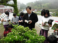 　響應地球日，地區綠色學校中正國中小特舉辦系列環境教育及宣導；主題教學課程校園步道解說，讓學生更認識生活周邊植物。（圖／文：曹重偉）