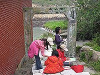 芙蓉海畫會大、小會員到東莒大埔寫生。(圖:馬祖芙蓉海畫會提供)