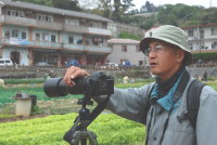 　近日蔬菜公園前常聚集一群賞鳥人，時逢春天過境，觀賞的鳥類以（巫鳥）、鶯、鶇等為主，其中赤胸（巫鳥）、黃頭鶺鴒、白頰山雀、山鷸、白斑紫嘯鶇都是台灣難以見到的稀有鳥種。（圖／文：鄭慧菁）　