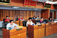 　縣議會第四屆第四次臨時大會進行首日議案審查，議員們聚精會神審查縣府各單位所提之墊支案。（圖／文：曹重偉）