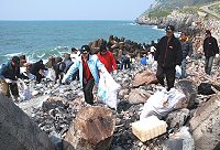 連江縣釣魚協會舉辦淨灘活動,國軍官兵和鄉公所清潔隊員共襄盛舉。(圖/文:陳其敏)