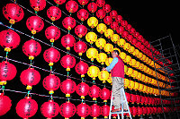 　馬祖文化節系列活動今起正式登場，天后宮廟管會這幾天是漏夜趕工佈置，副主委李銀&#20452;親自上陣高掛燈籠。（圖／文：曹重偉）