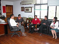 東引鄉長馮印樂一行前往國立馬中拜會校長陳善茂,就東引子弟就讀情形進行討論,並探視離家就讀的學生。(圖/文:劉秋月)