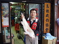 　野生的黑斑紅魚，在馬祖海域不算多見，台灣人叫（紅鼓）。（圖：馬祖磯釣協會）