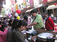 「2008馬祖文化節」第一天,園遊會熱鬧登場,各式美食攤位都出籠,四處可見全家出動的畫面,軍民同歡,讓馬祖週末夜晚歡樂不已。(圖/文:劉秋月)