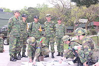　指揮官張中將日前視導裝步連普測時，除指導參與普測官士兵各項測驗所需注意之要領及相關安全規定外，更勗勉每位官士兵戮力爭取佳績，將平日訓練成果澈底發揮，為自己在軍旅生涯中留下輝煌的記憶。（圖／文：莊郁傑）