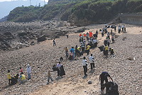 　響應淨灘，軍民官兵透過雙手撿拾垃圾，為土地家園盡一份心力及親身體驗環境維護者的辛勞，了解落實環境保護的重要。（圖／文：鄭慧菁）