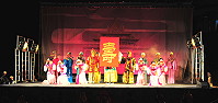 　馬祖鄉親期待已久的閩劇昨晚首場演出滿堂采！「媽祖獻壽」由演員捧壽桃、焚香火祝賀媽祖娘娘聖誕。（圖／文：曹重偉）