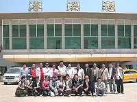 　福建省實驗閩劇院在院長林瑛女士帶隊下昨天抵馬，福建省文化廳廳長宋閩旺亦隨團抵馬交流，縣長陳雪生、議長陳振清代表鄉親歡迎閩劇團的到來。（圖／文：劉秋月）