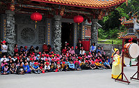 　馬祖文化節祭祀大典機會難得，中正國小三至六年級學童特別在導師帶領下到場觀禮。（圖／文：曹重偉）