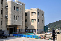 　司法大樓近日進行入口廣場地坪鋪設工程，提醒洽公民眾小心駕駛及停放。（圖／文：曹重偉）