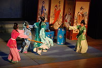 　「賢義傳」劇中的二弟「顧君恩」是一位聰明、善良，卻沒有掙錢本事的讀書人，為了照顧兄嫂，只好偷母親的首飾典當，不料被母親發現而毒打一頓。（圖／文：鄭慧菁）