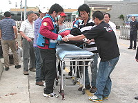 　黃姓台商在大陸連江車禍，昨天經由兩馬小三通管道，送往縣立醫院就醫，聯檢各單位協助派員在碼頭直接辦理通關，家屬表達感激之意。（圖／文：劉秋月）