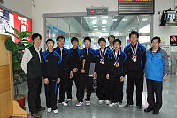 　全中運馬祖角力代表隊傳捷報，教育局長邱金寶、介壽國中小校長陳書安、督學吳健忠昨日特別至機場迎接，感謝由林信宏教練領軍的馬祖角力代表隊為馬祖贏得二金一銀的佳績。（圖／文：鄭慧菁）