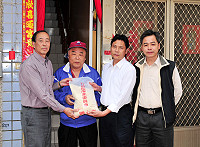 　內政部照顧中低收入戶及災民之白米運抵馬祖，昨天展開發放工作，秘書長王忠銘及民政局長林其達專程前往受災戶親自贈送白米，再次表達慰問之意。（圖／文：曹重偉）