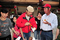 　馬港觀光夜市盛大開賣，施明德是特別來賓，看見馬祖美食都是現買現吃，對馬祖民間旺盛生命力讚賞有加。（圖／文：曹重偉）