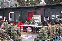 指揮官張中將日前在政戰主任李將軍陪同下,親蒞視導一線連隊,期勉每位官兵了解本身責任的重大,要堅守個人崗位,善盡職掌專才,使陸軍成為一支「量適、質精、戰力強」的堅實勁旅。(圖/文:莊郁傑)