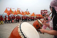 　東引境白馬尊王前往大陸祖廟進香，鄉親熱情參與，藉著共同行腳祈求平安及凝聚彼此情感交流。	（圖／文： 陳其敏）