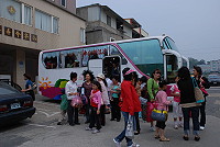　莒光鄉親一百五十餘人，在鄉長柯玉官帶領下來到南竿旅遊，公車抵達山隴，大家都迫不及待開始逛街、拜訪親友。（圖／文：鄭慧菁）