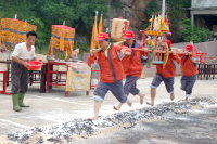 　&#22338;里境內廟宇新一代乩將完成過火洗禮，通過傳承考驗。（圖／文：王俊傑提供）