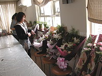 古街咖啡二樓一束束的花束,都是子女要送給媽媽的心意,祝媽媽母親節快樂。(圖/文:劉秋月)