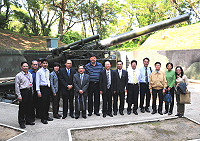 　法務部常務次長朱楠等一行來馬視察毒品防制業務，並順道參觀南竿240巨砲、北海坑道等戰地景點。（圖／文：曹重偉）