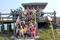 　台北市桃源國小與北竿小學的交換教學之旅行程豐富多元，昨天小朋友登上大坵島尋找梅花鹿。（圖／文：陳鵬雄）