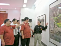 　兩馬藝術家書畫攝影作品聯展揭幕剪綵及府、會首長觀賞作品。（圖：連江縣政府文化局提供）