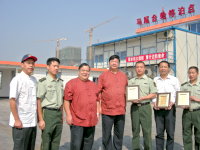 府、會首長致贈獎牌給馬尾邊防人員,感謝他們長期協助及服務漁民。(圖:連江縣政府交通局提供)