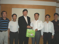 　縣長陳雪生與山東省新泰市長王玉葉會面，並致贈紀念品。（圖：連江縣政府觀光局）