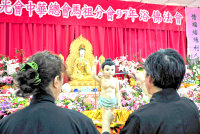 　佛光會浴佛孝親法會現場佈置莊嚴隆重，不少佛友鄉親也前往浴佛，祈求佛陀降福、家庭幸福平安。（圖／文：曹重偉）