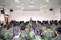馬防部指揮官張中將日前親蒞港灘中隊慰勉到部新兵,勉勵全體新進弟兄於服役期間,善用時間體驗馬祖之美,為短暫的軍旅生涯留下難忘的回憶。(圖/文:王泰閔)