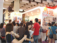 「2008台灣觀光博覽會」馬祖不缺席!此次「馬祖館」以「帶著真愛、飄洋過海拍婚紗」及「東引戰士重返榮耀之旅」為主題,民眾反應熱烈。(圖:縣府觀光局提供)