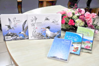 　配合旅遊旺季的開始，縣府企劃室彙整「神話之鳥—發現黑嘴端鳳頭燕鷗」等四本新書加入委售行列，歡迎旅客購買參考。（圖／文：曹重偉）