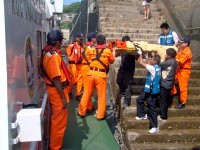上週末北竿兩遊客遭機車擦撞,海巡隊協助送往南竿縣立醫院緊急醫療。(圖:海巡隊提供)