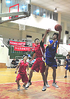 　牛角隊球員個個身懷絕技，令馬防部B隊防不勝防。（圖／文：曹重偉）