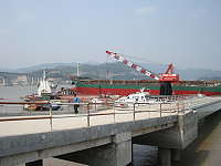 　牛角境進香海上交通工具靠泊在寧德市下白石港之浮動碼頭。（圖：連江縣政府交通局提供）