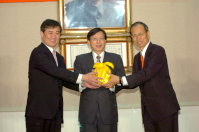 新任行政院長劉兆玄主持交接典禮,昨日完成交接,新任行政院秘書長薛香川(右一)兼任福建省政府主席。(圖:福建省政府提供)