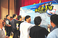 　「健康上籃」歡樂開幕，秘書長王忠銘與出席貴賓一起在反菸誓言牆上留下大名，呼籲全場觀眾勇敢說不、謝絕菸害。（圖／文：曹重偉）