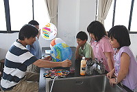 　福澳社區發展協會舉辦魚燈彩繪活動，由牛角「邊城畫室」藝術家陳振輝現場指導，昨日介壽國小同學已完成九件作品，屆時會在華光大帝廟前展出。（圖／文：鄭慧菁）